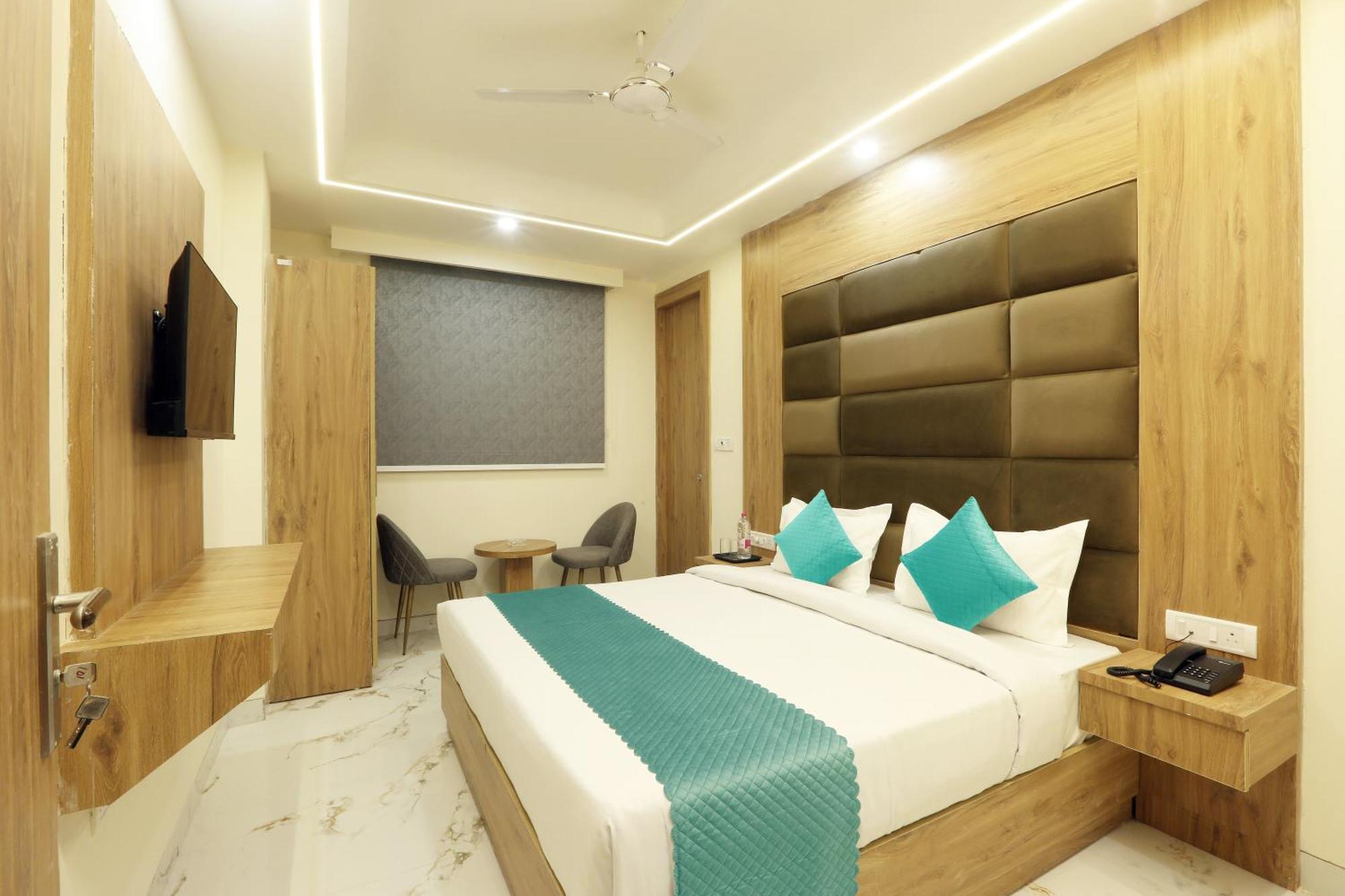 Luxe Manor Near Delhi Airport Hotel 3*
