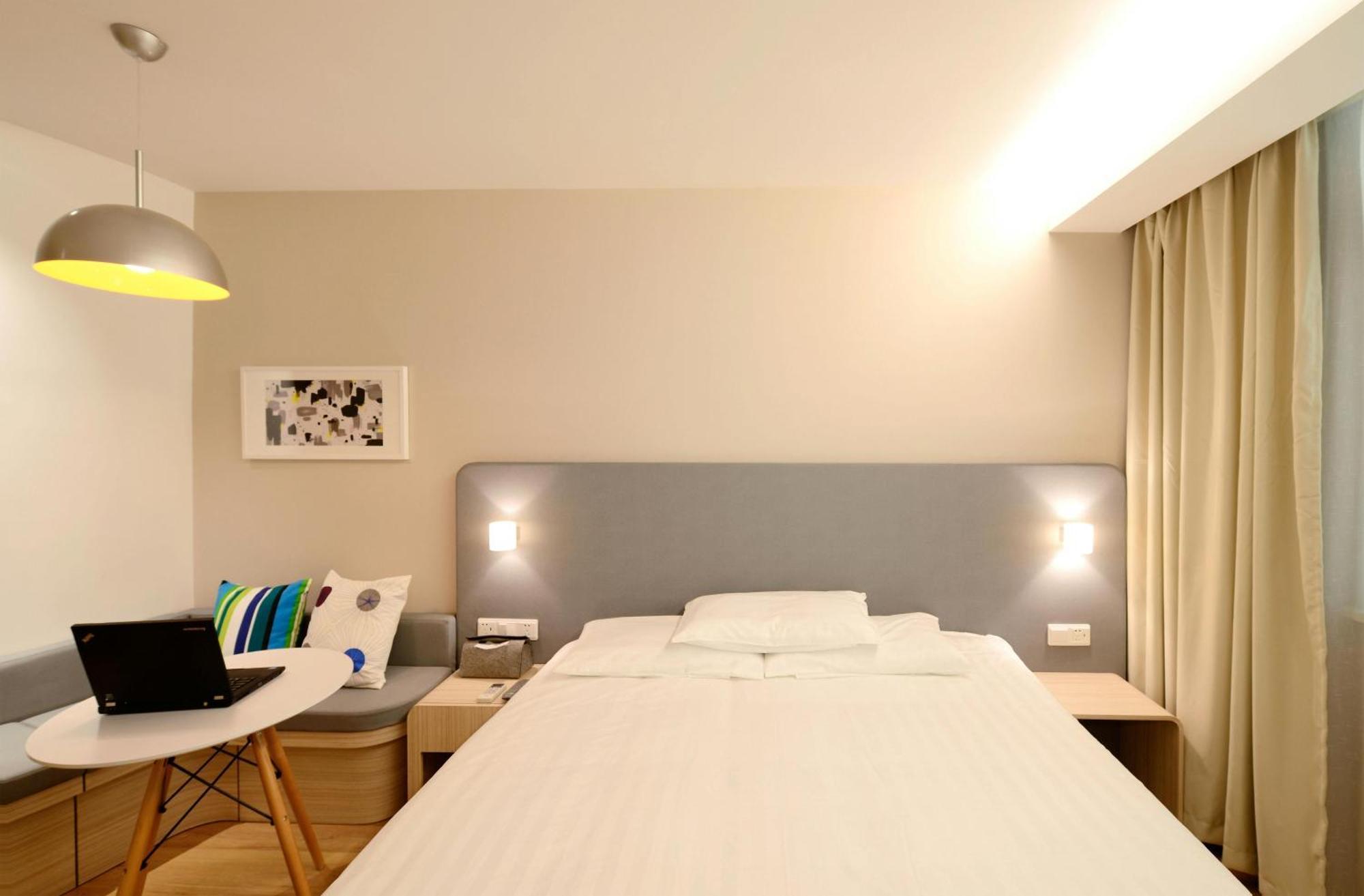 Hotel Luxe Manor Near Delhi Airport 3*