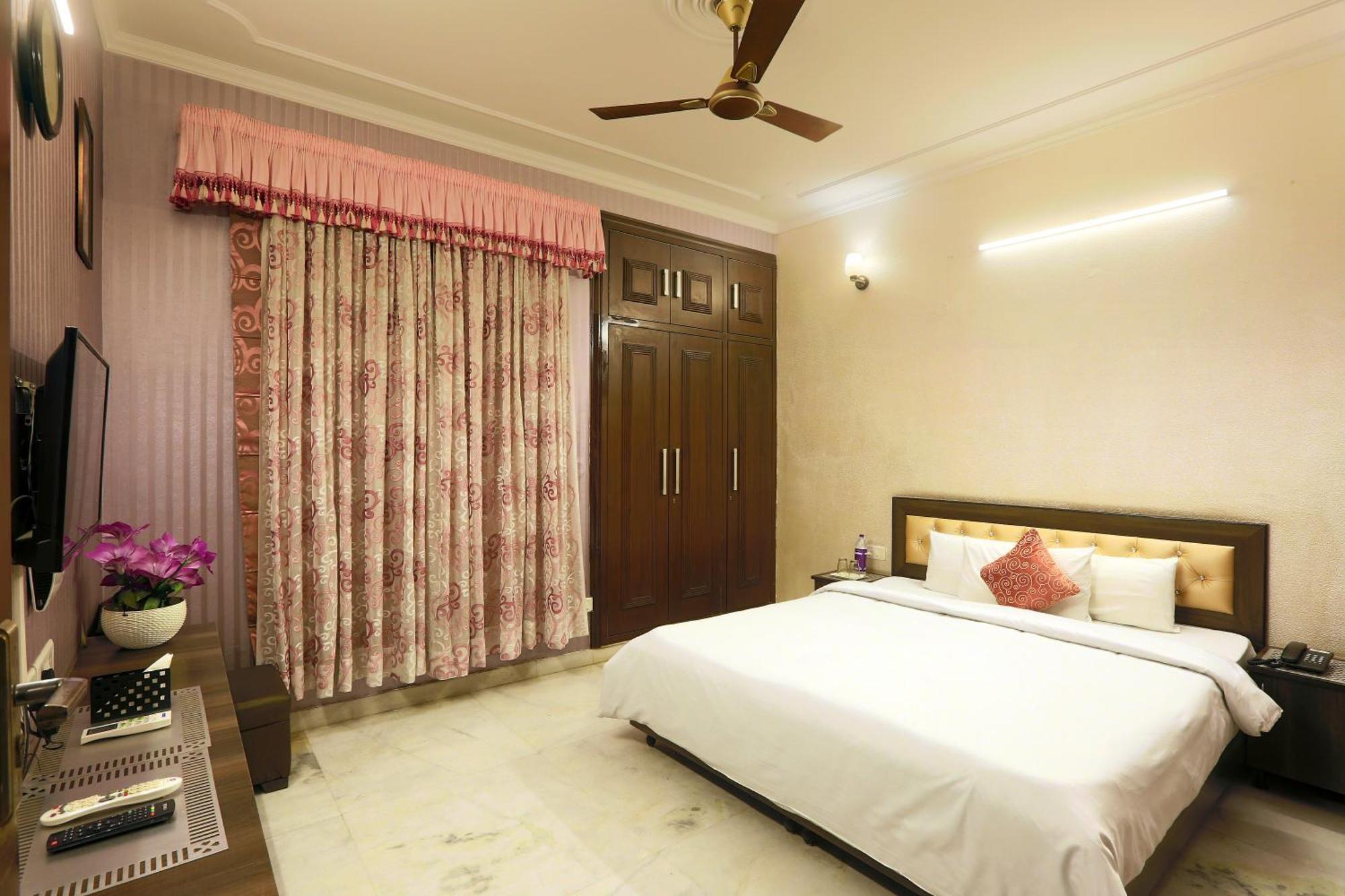 Luxe Manor Near Delhi Airport 3* New Delhi