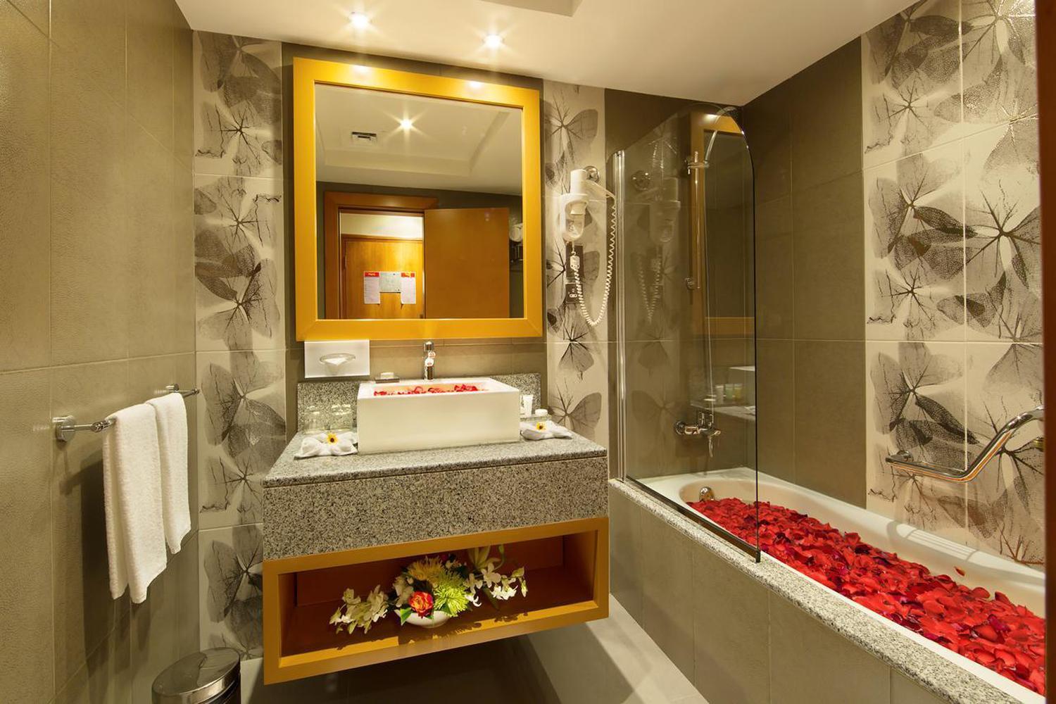 Luxe Manor Near Delhi Airport 3*